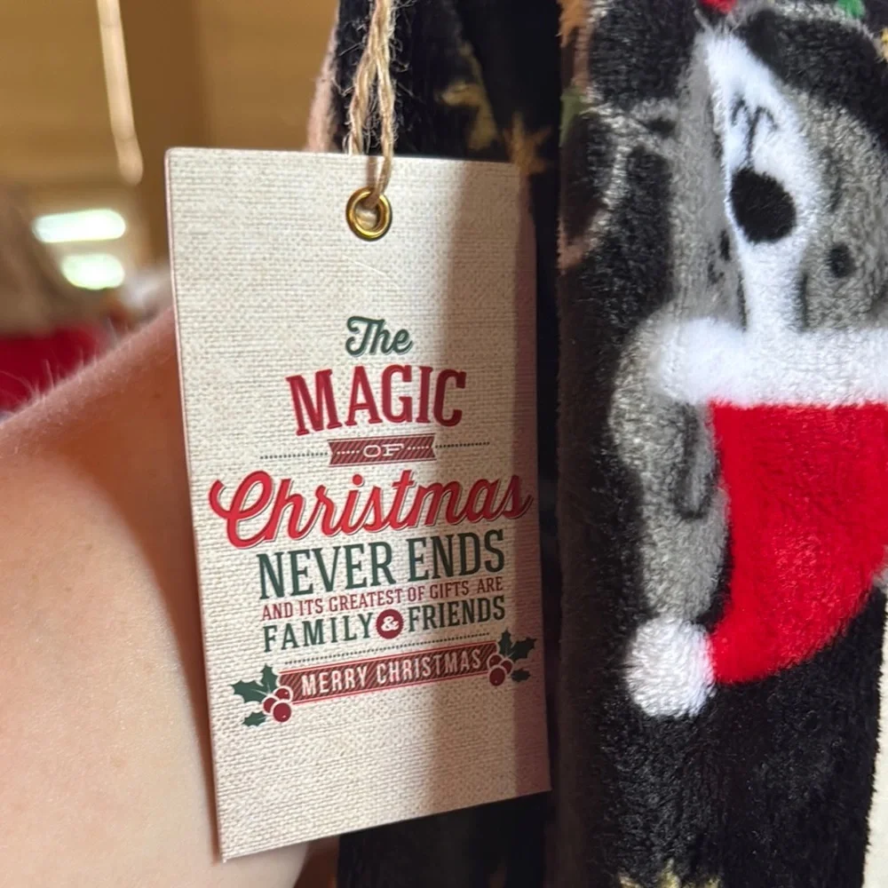 NWT Christmas Dog Print Plush Throw Blanket & Fuzzy Socks Gift Set 50x60